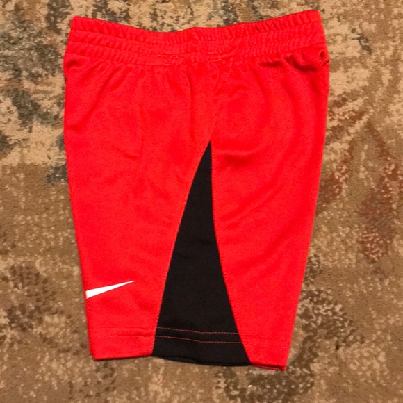 NWT Nike boys 2-piece set, size x-small (4) - Picture 2 of 5